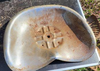 TRAKTOR SIEDZENIE BLACHA SIEDZENIE LANZ URSUS  MISKA  ZETOR PORSCHE FORD