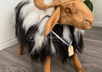 Baran biało czarny dekoracyjny, drewniany ze skóry owczej, krzesło 40x50x80