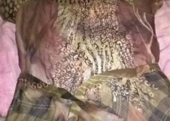 Kolorowa sukienka mgiełka z paskiem i aplikacją