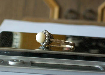 Złoty Pierścionek z Białym Koralem + Diamenty 13 sztuk