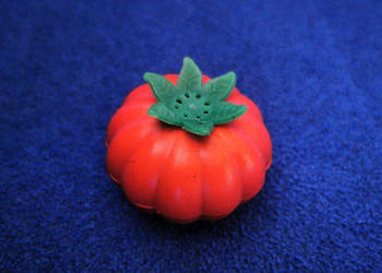 Solniczka z PRL w kształcie pomidora