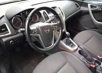 Auto idealnie sprawdzi się zarówno dla rodziny, jak i na dłuższe trasy. Duż