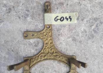 G044 Zdobione mocowanie mechanizmu gongu starego zegara