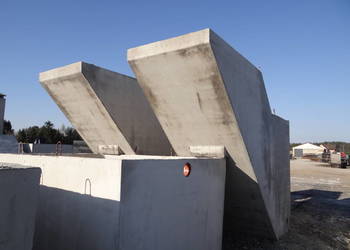 Schody betonowe głębokie do piwnicy z płaskim dachem schronu bunkru