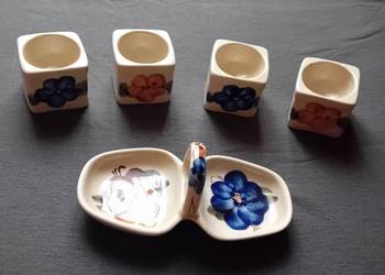 Ceramiczny zestaw: przyprawnik-kabaret + 4 jajcarki. Ręcznie malowane. PRL.