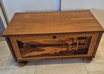 Stary drewniany kufer skrzynia dębowa z rzeźbieniami