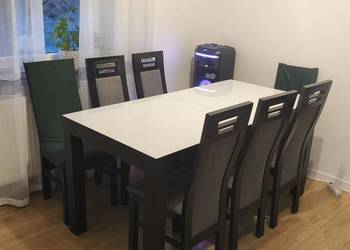 Stół + sześć krzeseł. Czarne drewno, szklany biały blat.