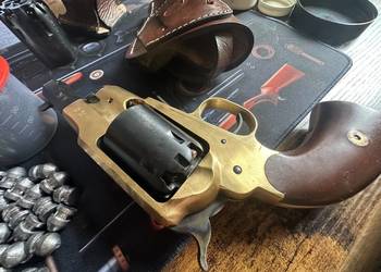 Rewolwer czarnoprochowy remington buldog 3" 44 texas sheriff pietta zestaw