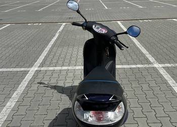 Sprzedam atrakcyjny motorower Peugeot Vivacity z 2005 roku. Pojazd napędzan
