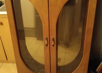 witryna z szybą i lustrem