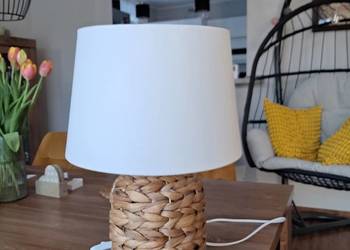 używana lampa wysokość 44 cm śr abażuru 29 cm. Posiada drobne ślady użytkow