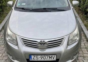 Toyota Avensis 1.8 Kombi (2009) – pewna, 2 komplety kół (zimówki 2025)