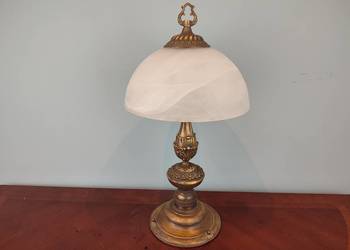 Piękna mosiężna lampa z mlecznym zdobionym kloszem