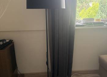 Lampa stojąca czarna