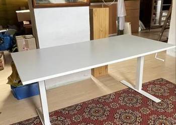 Duże i wygodne biurko do pracy zdalnej lub nauki