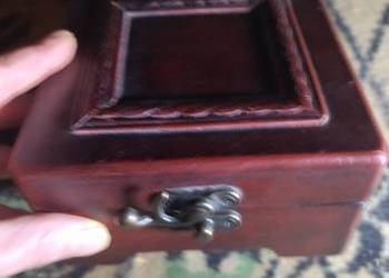 Stary zegar w pudełku.