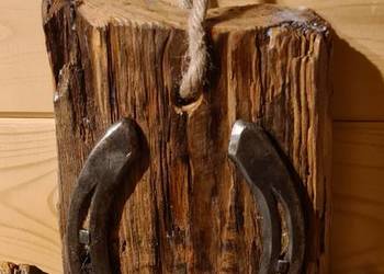 Podkowa na starym drewnie