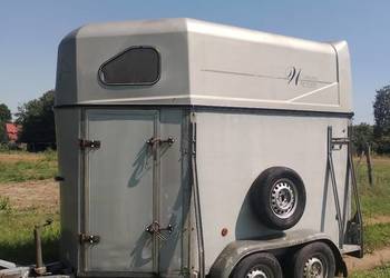 Przyczepa do przewozu dwóch koni