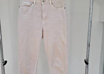 Kremowe beżowe jeansy straight mom jeans wysoki stan Kremowe beżowe jeansy straight mom jeans wysoki stan