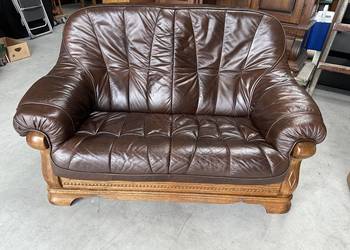 Piękna sofa dwójka ze skóry na dębowym stelażu