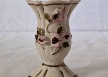 Płaski, owalny porcelanowy wazonik