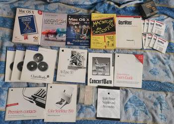 Apple - Macintosh - książki, instrukcje 13 sztuk, dyskietki 11 sztuk,folder
