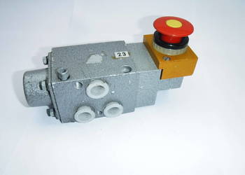 Rozdzielacz Łucznik zawór 1/3 gwint 3/8" z przyciskiem