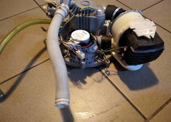 Zbiornik z pompą myjącą, grzałką i zaworem rozdzielającym wodę do zmywarki