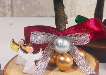 Dekoracyjne choinki z białymi śnieżynkami.