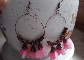 Kolczyki drobne różowe kwiatuszki na kole