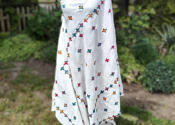 Duża chusta szal dupatta haftowana biała bawełna kolorowy haft orient hidża