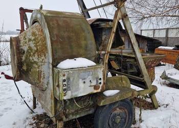 Betoniarka na podwoziu z mechanicznym koszem