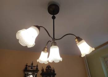 Żyrandol mosiężny, 4 punktowy (3 +1) + lampka stołowa/ nocna.