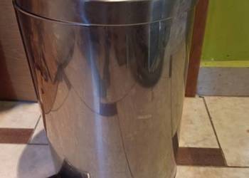 stalowy kosz na śmieci