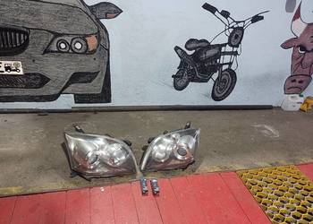 Lampy przód Xenon Toyota Avensis