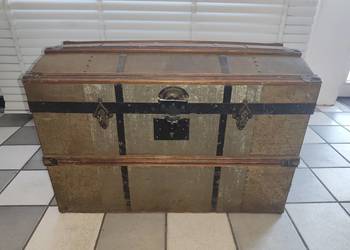 Stara skrzynia podróżna beczkowata