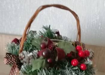 Stroik świąteczny z naturalnej szyszki z świecą. Dekoracja stołu. Ozdoba św