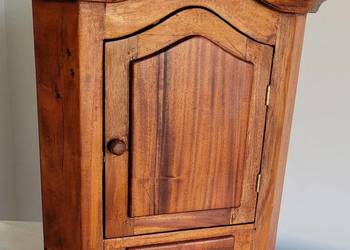 Stara drewniana narożna szafka wisząca typu apteczka  z małą szufladką