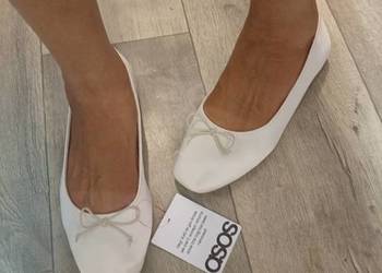 (40) ASOS Design/Białe baleriny z Londynu na szeroką stopę, Nowe