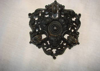 stara rozeta sufitowa pod żyrandol