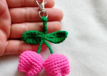 Tulipany wykonane na szydełku, brelok