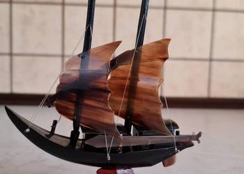 Mały stateczek dekoracyjny.