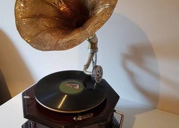 Gramofon z mosiężną trąbą nakręcany na korbkę.
