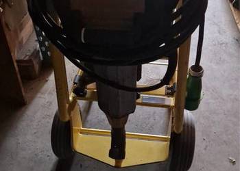 Młot do kucia z agregatem prądotwórczym Wacer