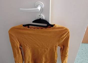 żółta bluzka z długim rękawem