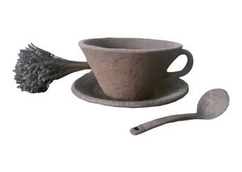Misa ceramiczna z talerzem i łyżką.