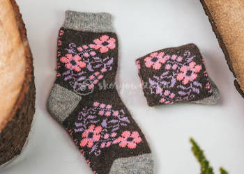Czarno-szare skarpetki z różowymi kwiatkami z wełny króliczej