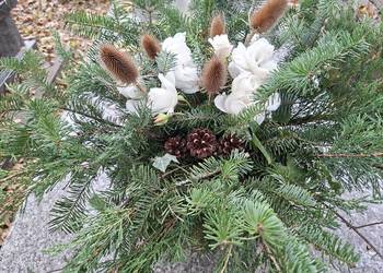 Naturalny stroik cmentarny na drewnianym krążku, Wszystkich Świętych