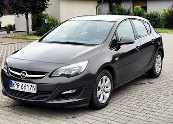 Sprzedam Opla Astrę J 2015  260000 zł  111000 km Z salonu w Polsce.