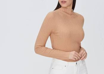 beżowy sweter Sinsay